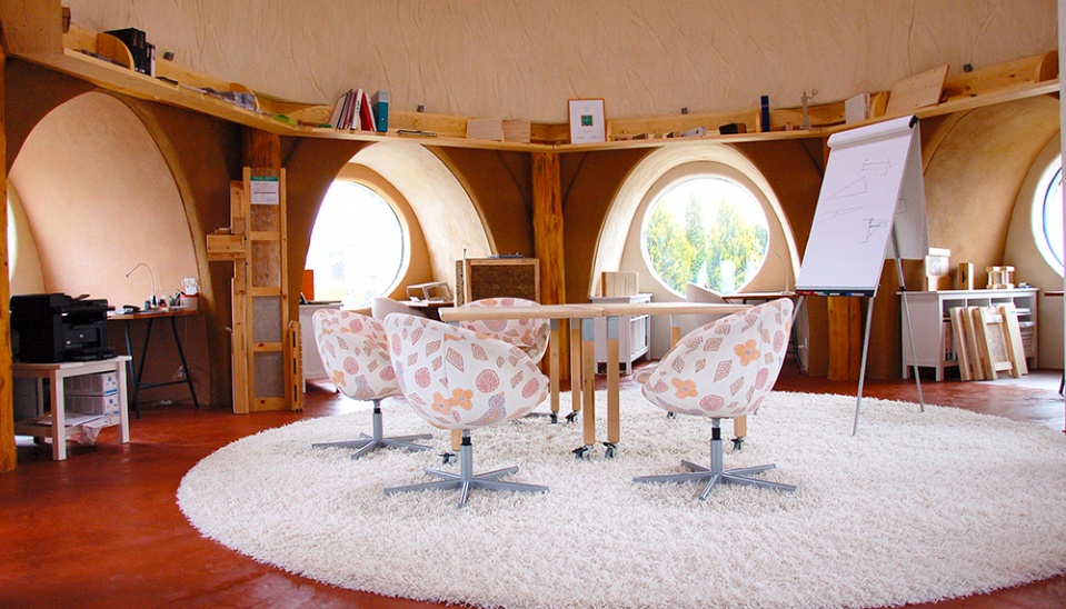 architektonické štúdio s hlinenou podlahou