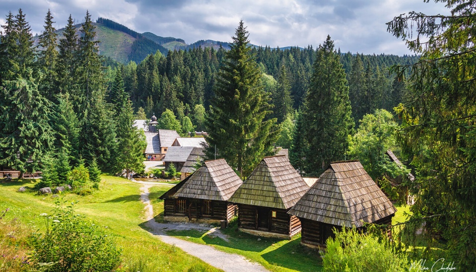 Múzeum oravskej dediny je zasadené v malebnom prírodnom prostredí, foto: Milan Chudoba Photography