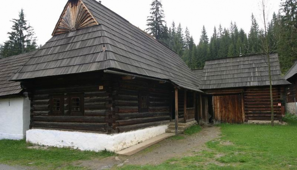 Usadlosť z roku 1839 – obec Vasiľovo, súčasťou sú aj hospodárske objekty, foto: https://muzeum.zuberec.sk/