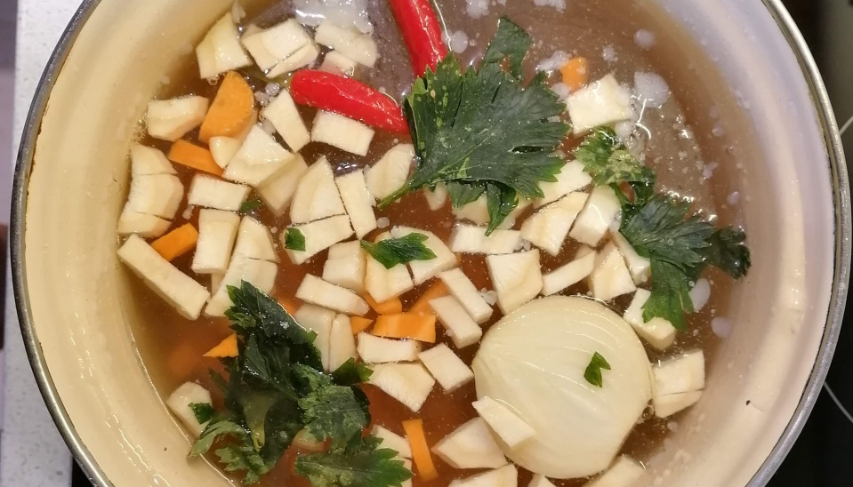 Posúch sa najčastejšie podával s fazuľovou polievkou, tá sa varí zároveň s prípravou kysnutého cesta. 