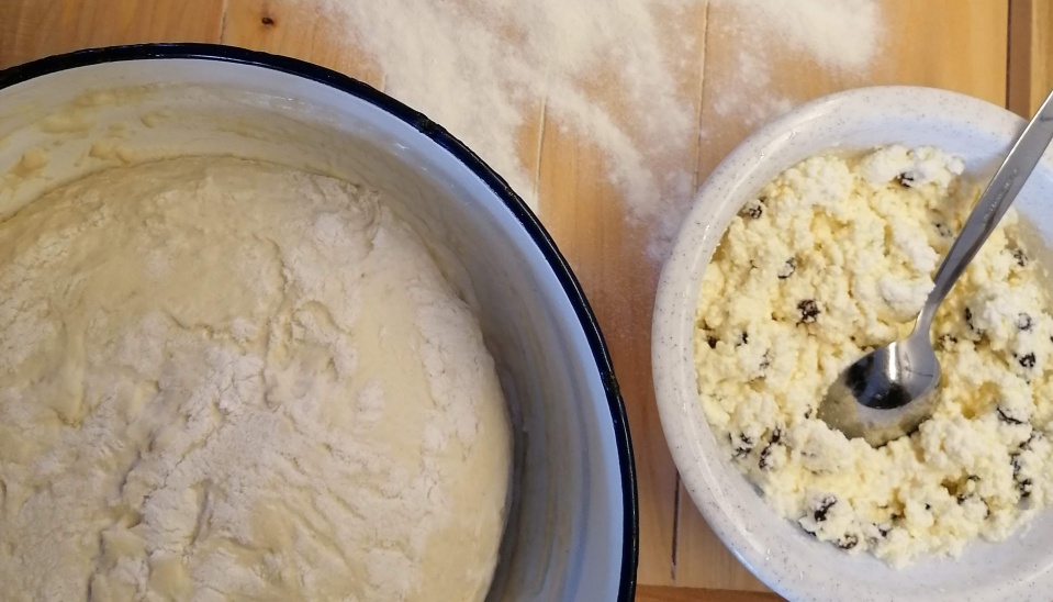 Odložené vykysnuté cesto a príprava plnky na sladké tvarohové batôžky