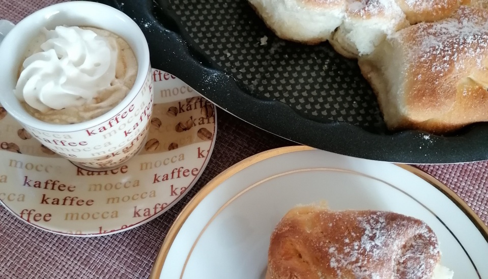 Sladké tvarohové batôžky na tanieri. Dobrú chuť!