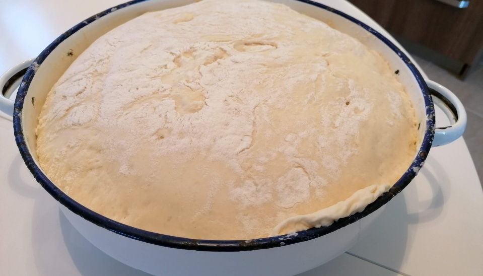 Nakysnuté cesto, to si rozdelíme na 3 časti 1/4, ¼, 2/4.