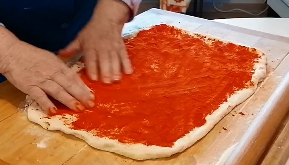 Natrieme mletou paprikou  jemne pokvapkáme olejom