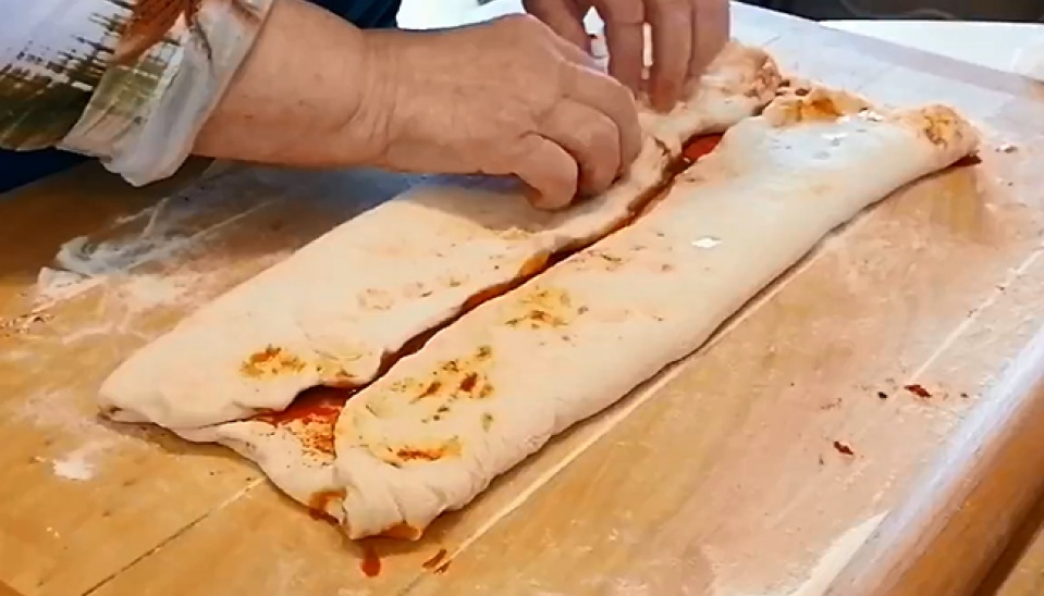 Začneme skladať cesto. Hornú štvrtinu preložíme po polovicu a spodnú štvrtinu tiež po polovicu, v strede máme cestičku 