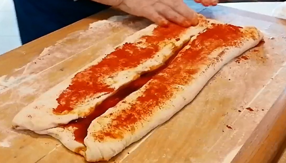 Vzniknutú plochu tak isto natrieme paprikovou plnkou ako v bode 4