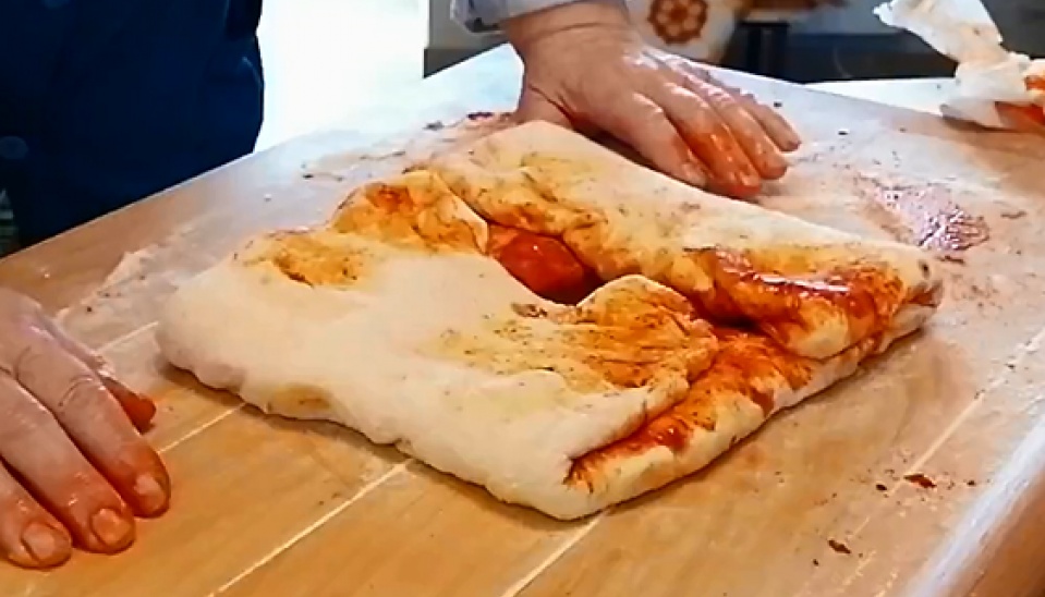 Takto vzniknuté cesto začneme skladať tak isto ako v bode 5, len sprava a zľava