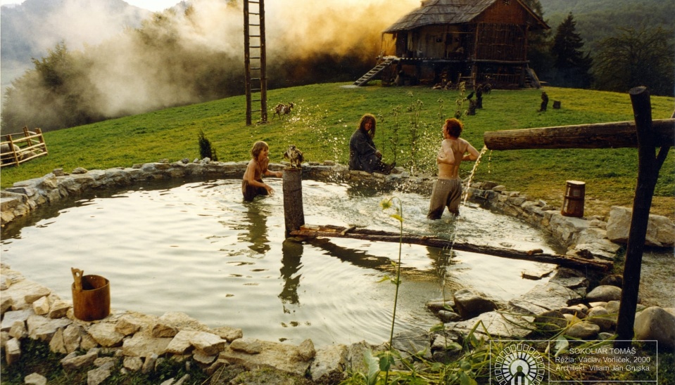 Film „Sokoliar Tomáš”, réžia: Václav Vorlíček, architekt: Viliam Ján Gruska, 2000, foto: https://viliamjangruska.sk/