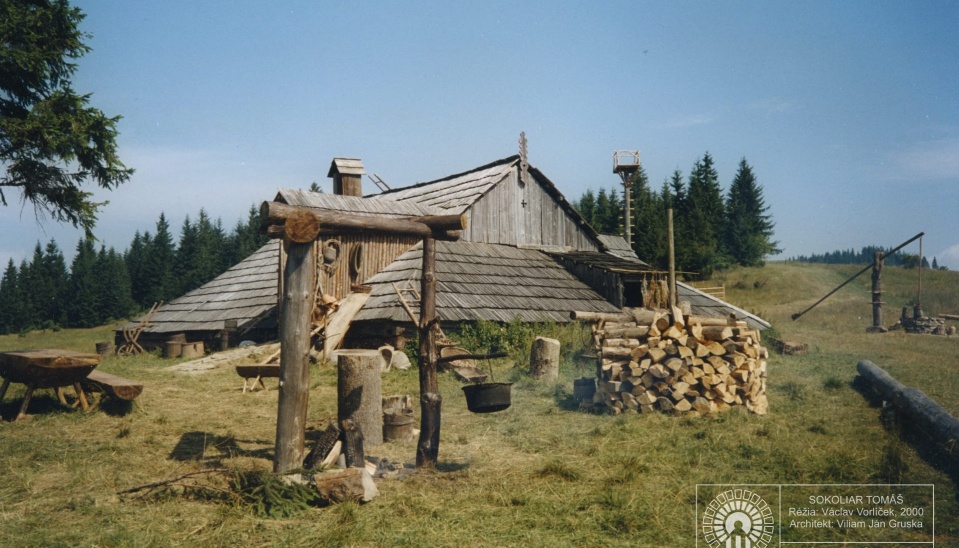 Film „Sokoliar Tomáš”, réžia: Václav Vorlíček, architekt: Viliam Ján Gruska, 2000, foto: https://viliamjangruska.sk/