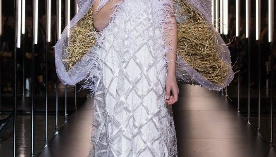 Kolekcia Borisa Hanečku pre Fashion life 2017 inšpirovaná slovenským vidiekom, dojem bol umocnený nošami sena a zvukom trávnic.