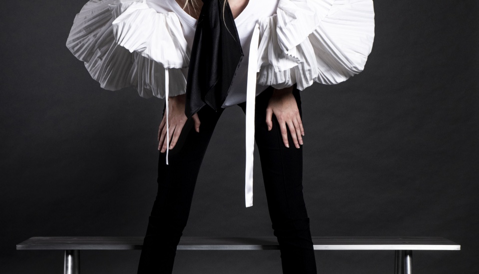  dva živôtiky, odkazujúce na objemné rukávce prítomné v ženskom stupavskom sviatočnom kroji, jeden s plisovaným nadýchanými rukávmi vytvárajúcimi objem, s rozparkom z odvrátenej strany, ktoré rafinovane odkrývajú paže, inšpirované nadýchanými rukávacmi stupavského sviatočného kroja, je doplnený úzkymi čiernymi nohavicami, foto: Monika Laurincová