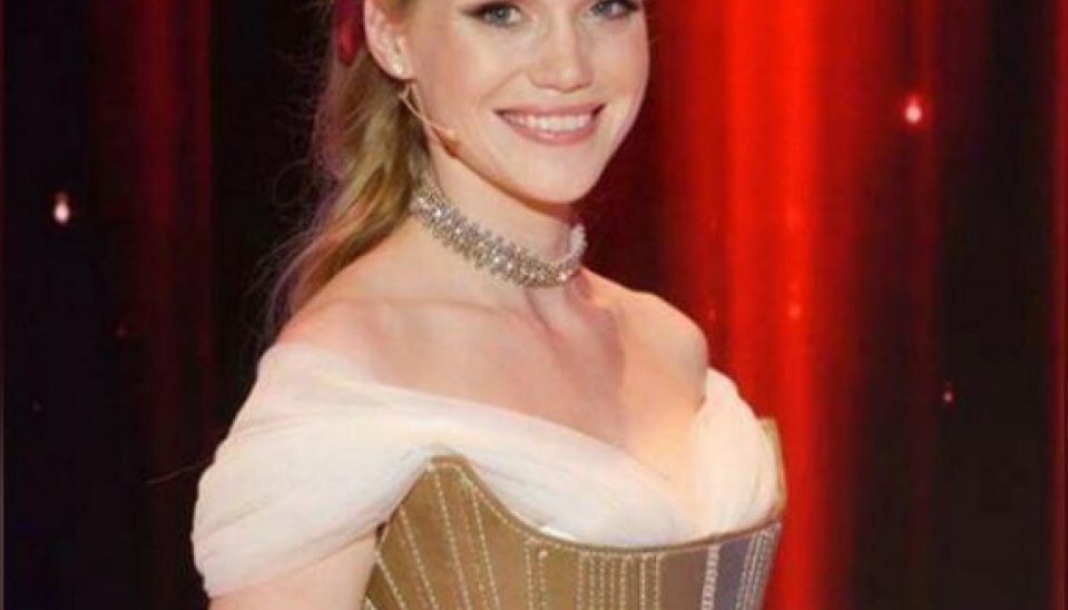 Outfit moderátorky Dominiky Zelníkovej počas finálového prenosu show Zem spieva