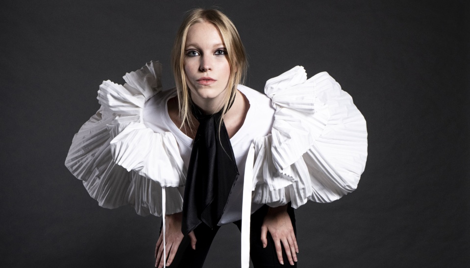 Živôtik s plisovanými objemnými rukávmi