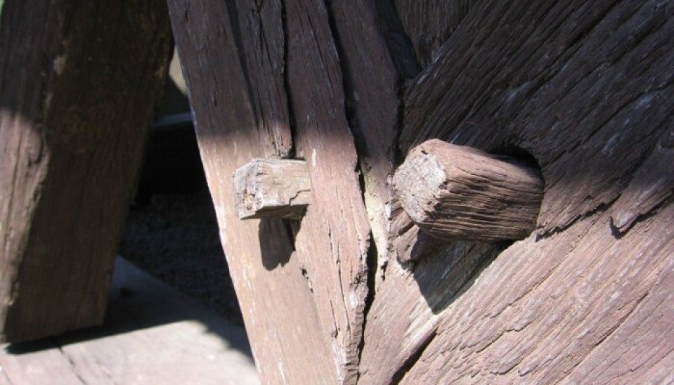 Detail tesárskeho spoju. Zvonica je skonštruovaná bez použitia jediného kovového klinca, zdroj: http://www.slanskevrchy.sk/Podhorie/MaleOzorovce/MaleOzorovce.html