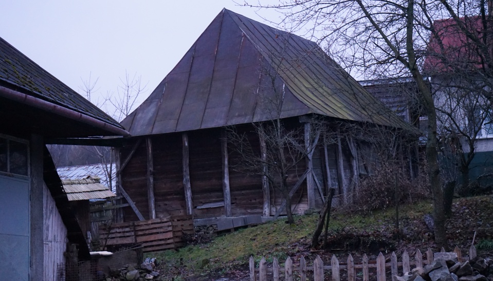 Hospodárska budova („pľeveň”) v obci Banské, foto: Timotej Fedor 2021