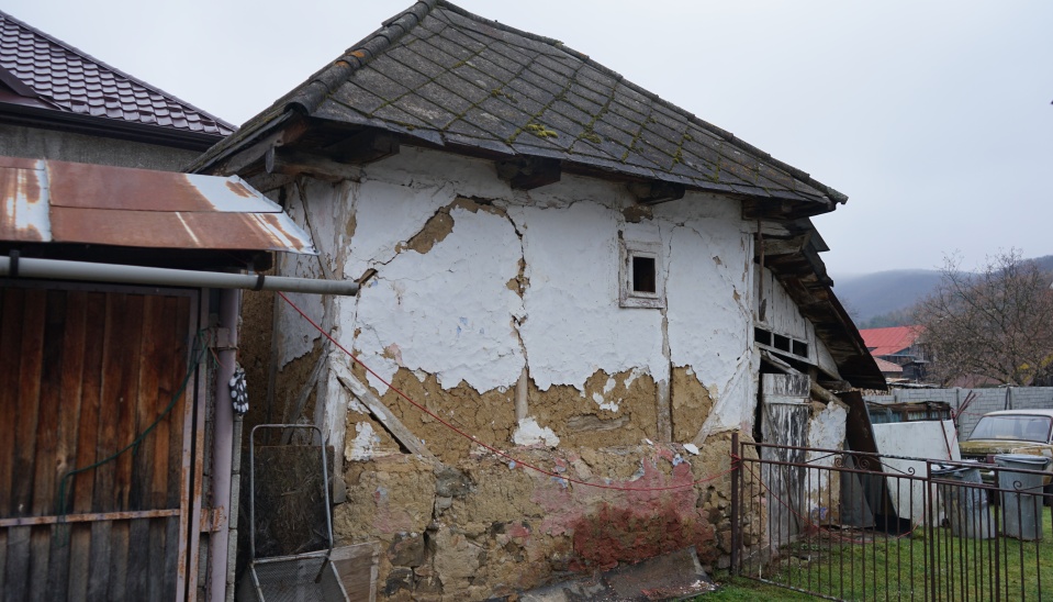 Sýpka („sipanec”) s drevenou rámovou konštrukciou v obci Banské, foto: Timotej Fedor 2021