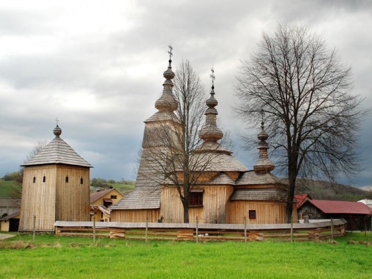 Pohľad na kostol sv. archanjela Michala v Ladomírovej 