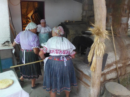 pečenie lepníkov v vonajkajšej peci v ľudovom dome na Hontianskej paráde v Hrušove