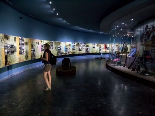 Interiér múzea, kde sú expoozície z prvej aj druhej svetovej vojny, ako aj z obdobia budovania československej armády