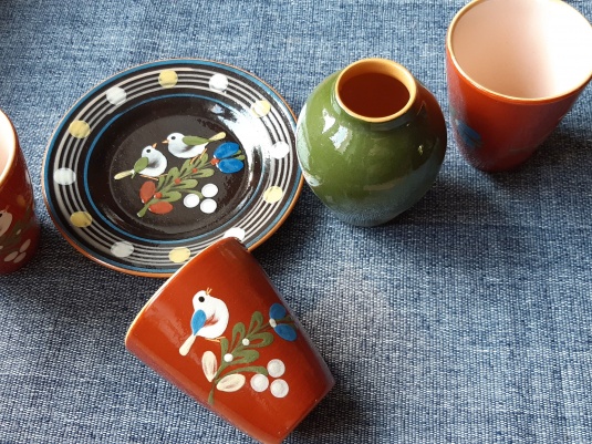 Keramika  od p. Szarku, s typickým dekorom pôvabného vtáčika, foto: V. Kotradyová
