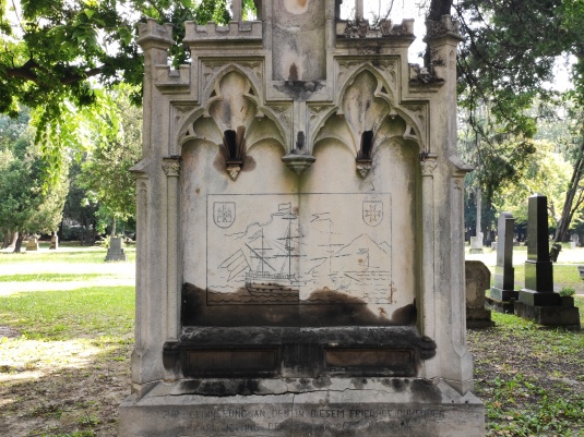 Obr. 1 Pomník Karla Jettinga, prešporského Robinzona, Ondrejský cintorín v Bratislave (Foto: Adam Tóth, 2020)