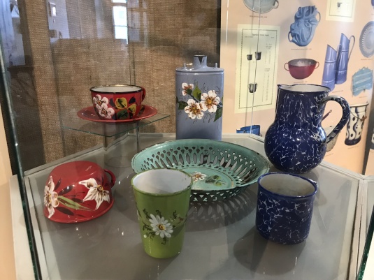 Ukážka smaltovaného riadu v expozícii Horehronského múzea v Brezne