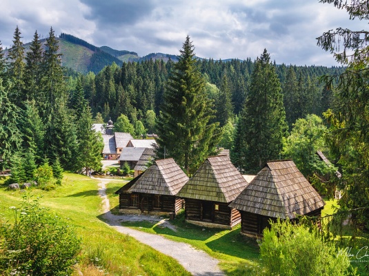 Múzeum oravskej dediny je zasadené v malebnom prírodnom prostredí, foto: Milan Chudoba Photography