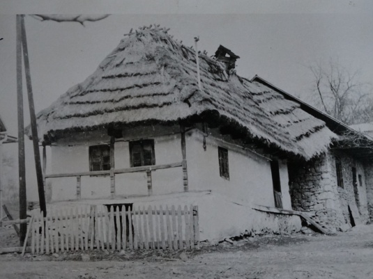 Vidiecky dom s drevenou rámovou konštrukciou, foto: Kronika obce Banské